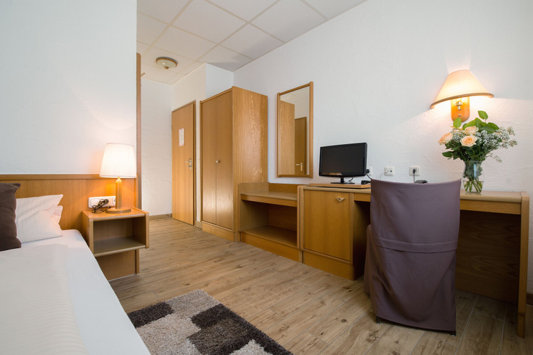 Bedroom 4, Hotel Restaurant Schwyzerhuesli, Bergstraße