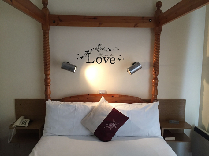 Bedroom 2, Abbey Hotel & Conference Centre, Kent