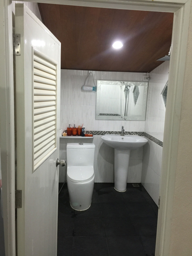 Bathroom 4, Klong Muang Seaview, Mueang Krabi