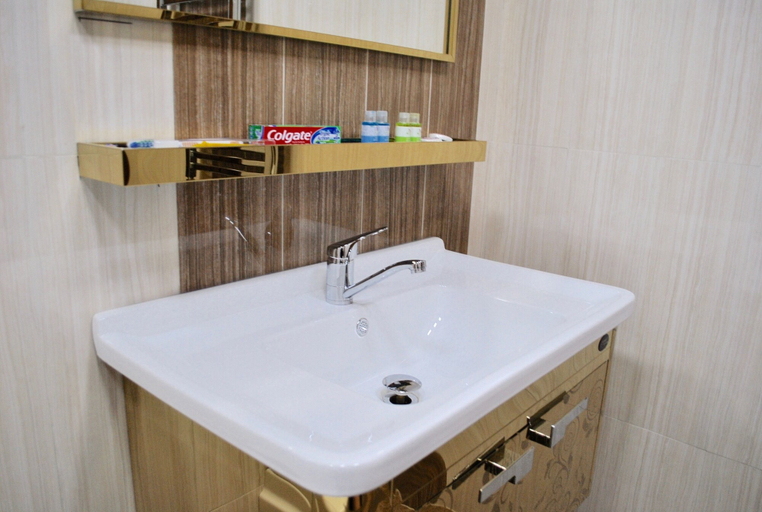 Bathroom 2, Apartment on Murtuza Mukhtarov 185-119, Baku