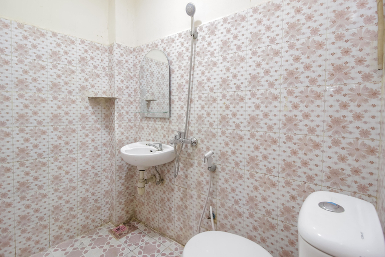 Bathroom 4, RedDoorz @ Malalayang Manado, Manado