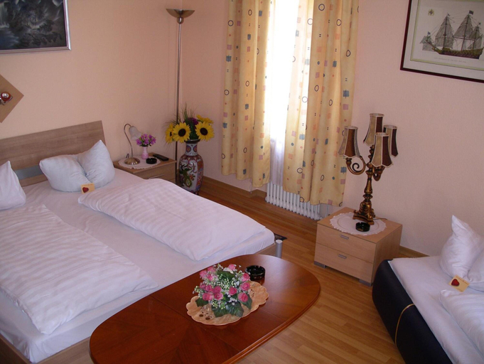 Bedroom 4, Hotel garni Djaran, Offenbach am Main