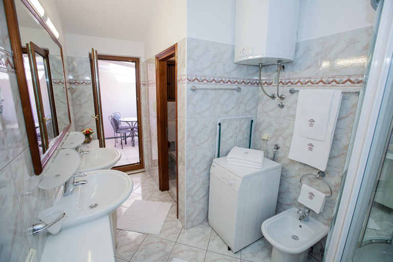 Bathroom 3, Apartments Villa Castello, Crikvenica