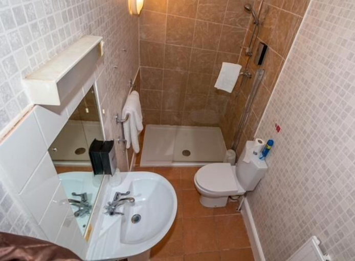 Bathroom 4, Quorn Lodge Hotel, Leicestershire