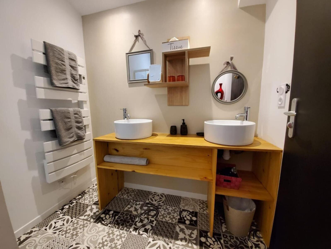 Bathroom 5, Jolysable, Charente-Maritime