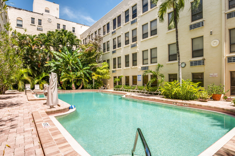 Sport & Beauty 2, Tropicals of Palm Beach Condominium, Palm Beach