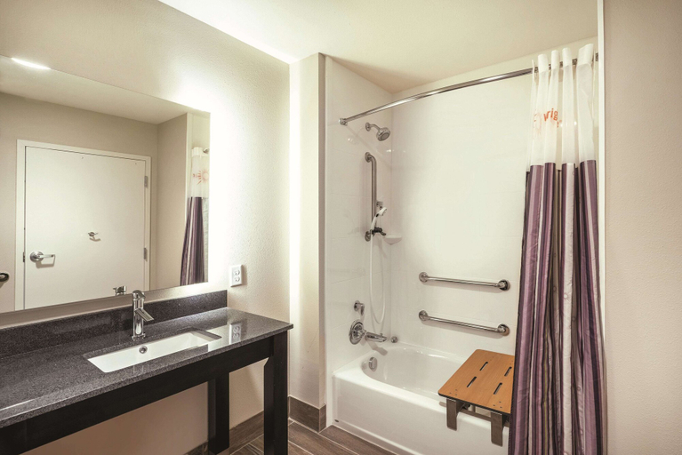 Bathroom 4, La Quinta Inn & Suites by Wyndham Memphis Downtown, Shelby