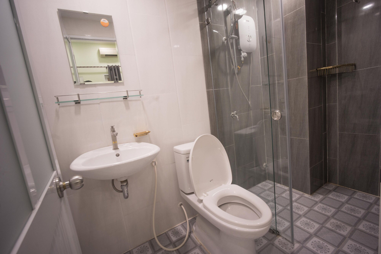 Bathroom 5, Language Exchange Hostel 1, District 1