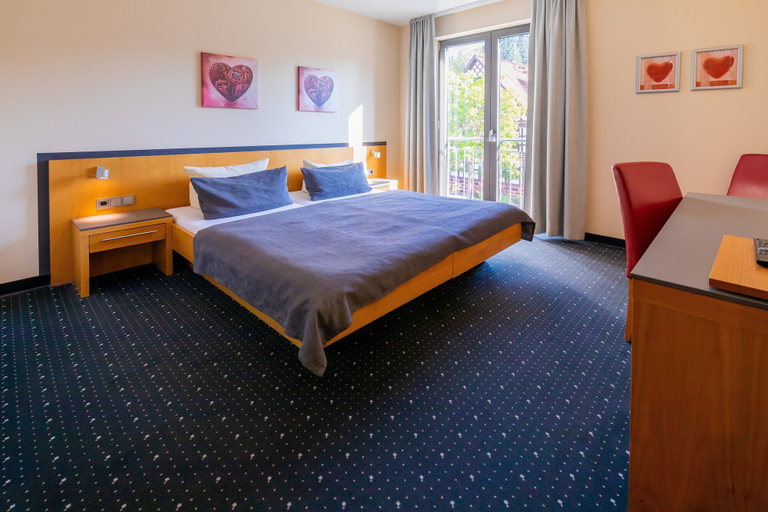Bedroom 2, Gasthaus Goldener Hirsch, Suhl