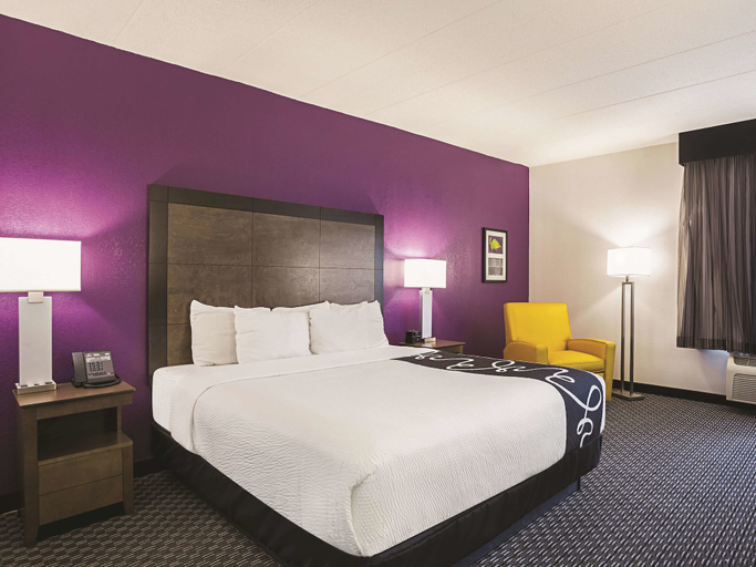 Bedroom 3, La Quinta Inn & Suites by Wyndham Virginia Beach, Virginia Beach