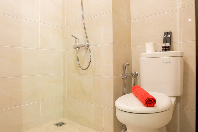 Bathroom 4, Comfy Studio Mustika Golf Apartment, Cikarang