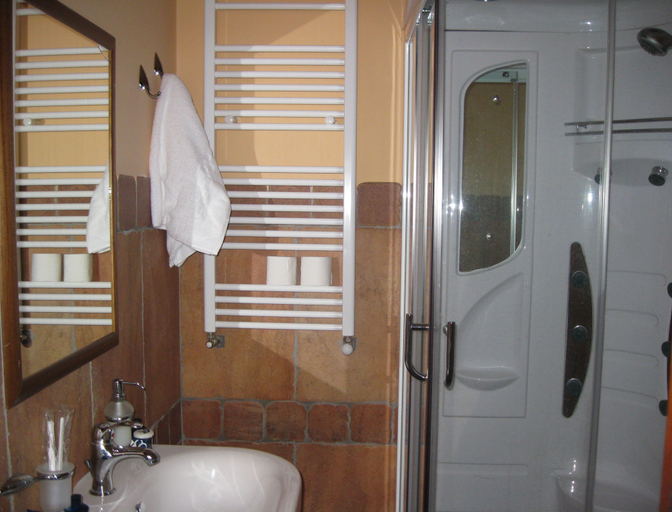 Bathroom, Casina Cancellieri La Rusticana, Syracuse