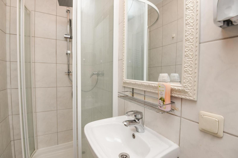 Bathroom 4, Columba Livia Guesthouse, Palangos