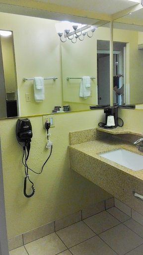 Bathroom 4, Baymont by Wyndham Greenfield, Hancock