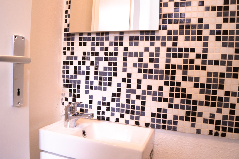 Bathroom 4, Modern Apartment in The Heart of Vienna 8, Wien