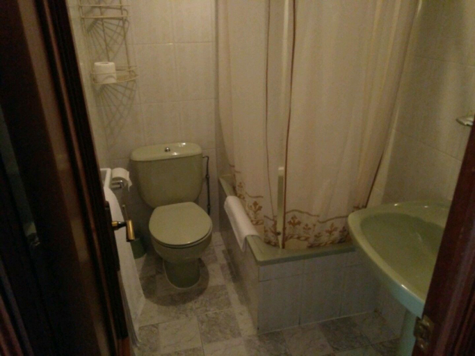Bathroom 4, Hostal Mayo, Ourense
