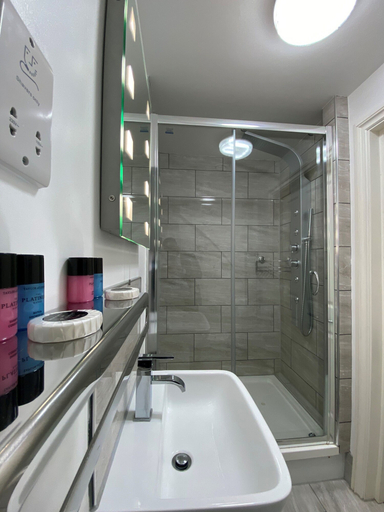 Bathroom 5, The Charles Hotel, Medway