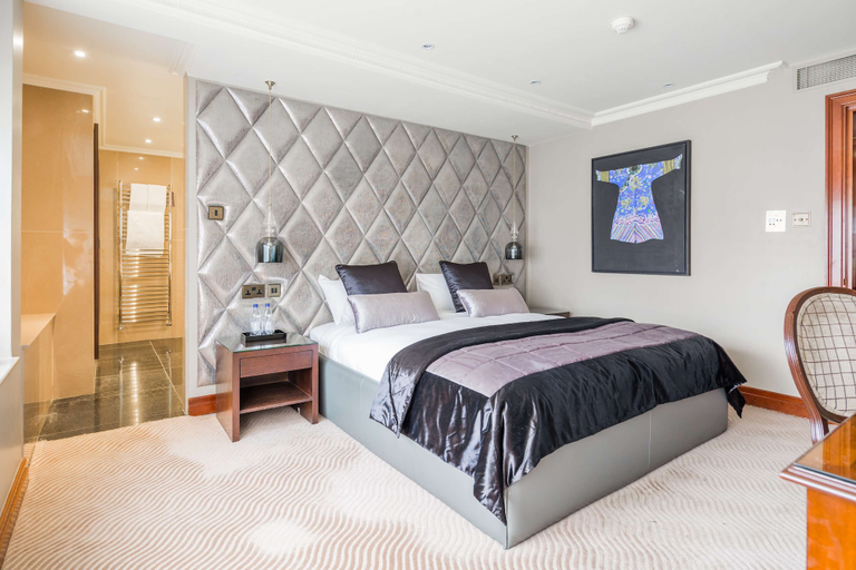Bedroom 4, Radisson Blu Hotel, London Heathrow, London