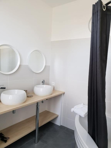 Bathroom 5, Le Domaine Du Haut Preau, Charente-Maritime