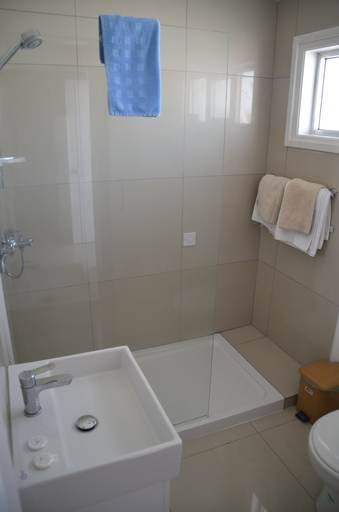 Bathroom 5, Boronia Hotel Apartments, Larnaca