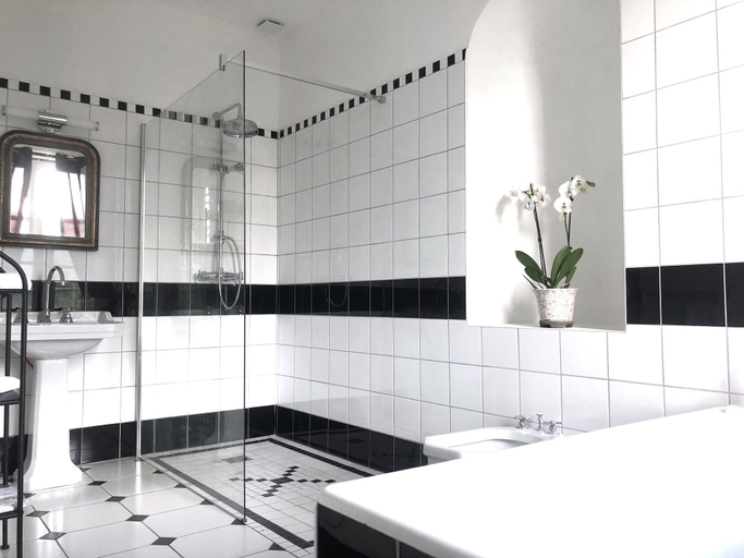 Bathroom 5, Castel Saint-Léonard, Calvados