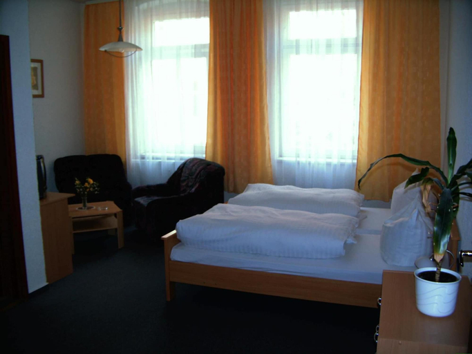 Bedroom 3, Hotel Zum Goldenen Löwen, Saalekreis