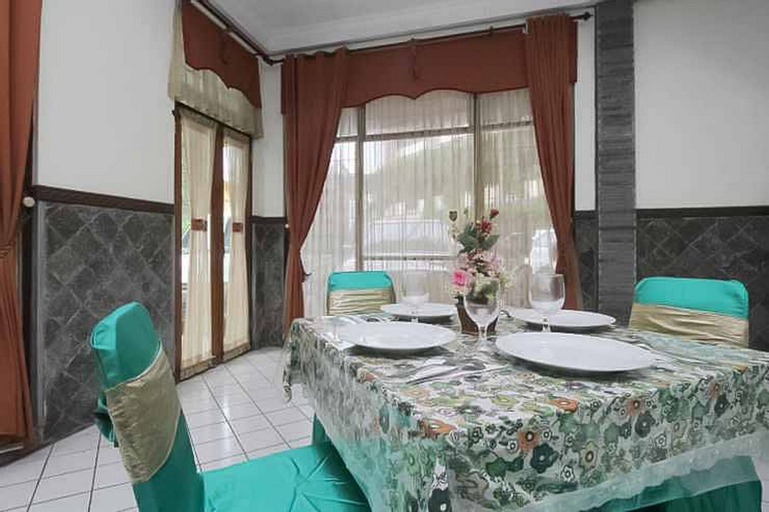 Bedroom 2, Hotel Lestari Near Lippo Plaza Mall Jember, Jember