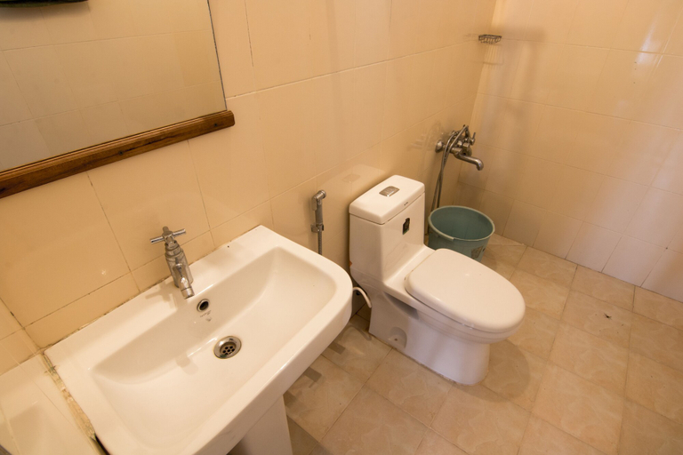 Bathroom 3, Whispering Willows, The Nilgiris