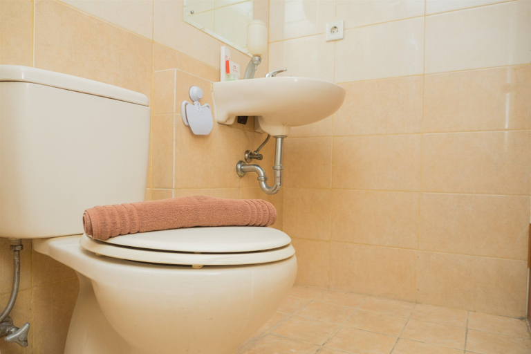 Bathroom 5, Elegant 2BR Apartment at Grand Setiabudi By Travelio, Bandung