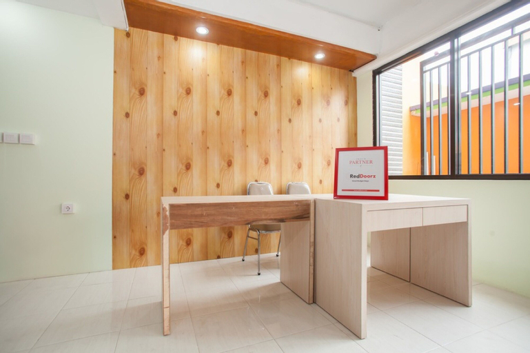Public Area 3, RedDoorz near Petra University 2, Surabaya
