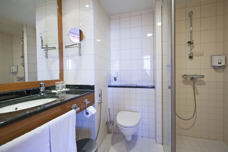 Bathroom 3, Hotel Oscar, North Savonia