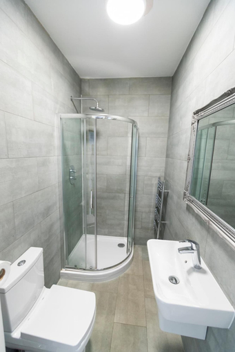 Bathroom 5, Euro Hotel Hammersmith, London