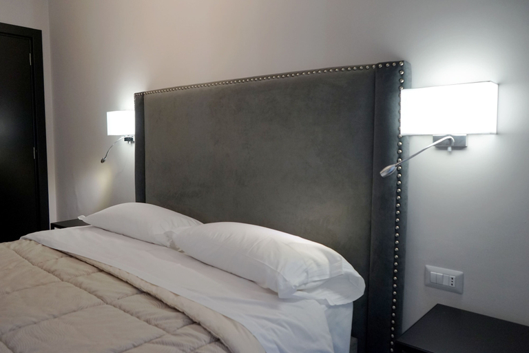 Bedroom 5, Re di Smirne, Bari