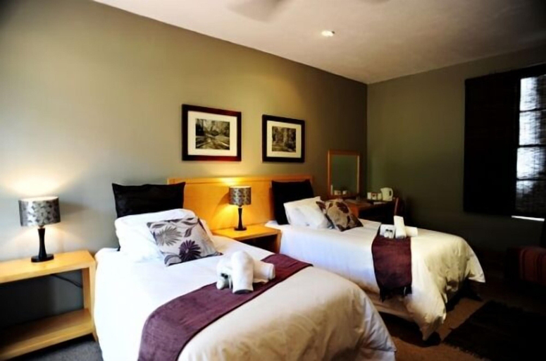Bedroom 2, Villa Paradiso Country Manor, Bojanala