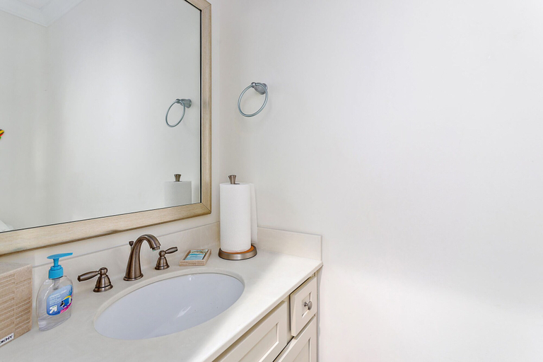 Bathroom 3, 601 Mariners Circle by Hodnett Cooper, Glynn
