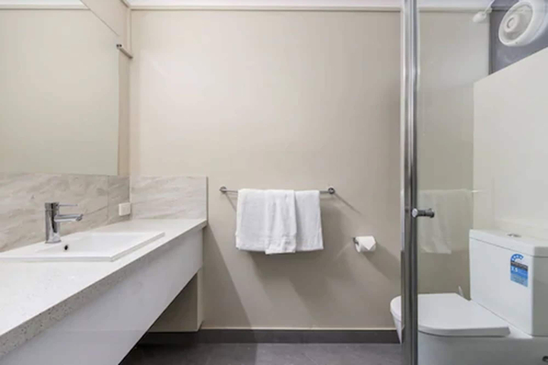 Bathroom 4, Knox International Hotel & Apartments, Knox - North-West