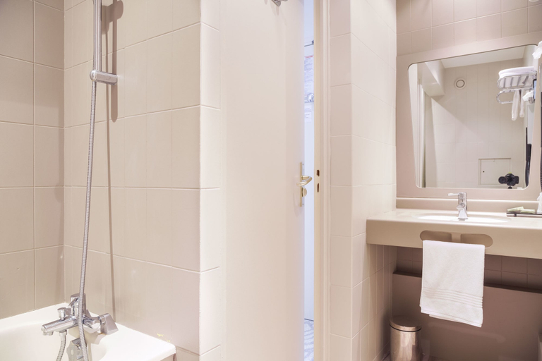 Bathroom 4, Hôtel des Arts, Hauts-de-Seine