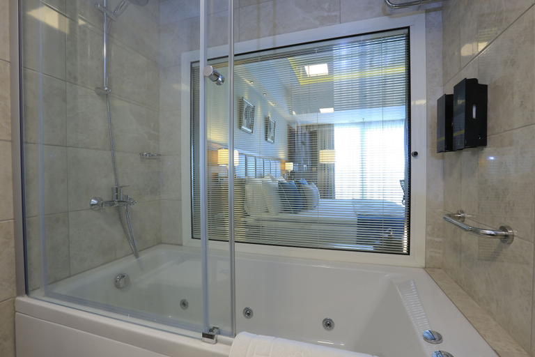 Bathroom 5, Doubletree by Hilton Izmir Karsiyaka, Karşıyaka