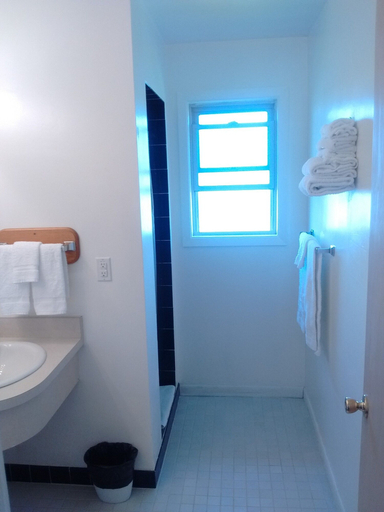 Bathroom, Bay Bridge Motel, Coos