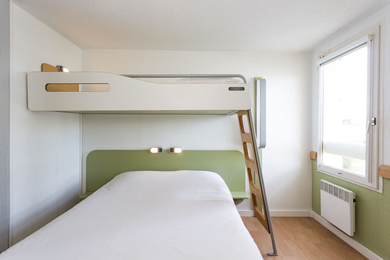 Bedroom 4, ibis budget Quimper, Finistère