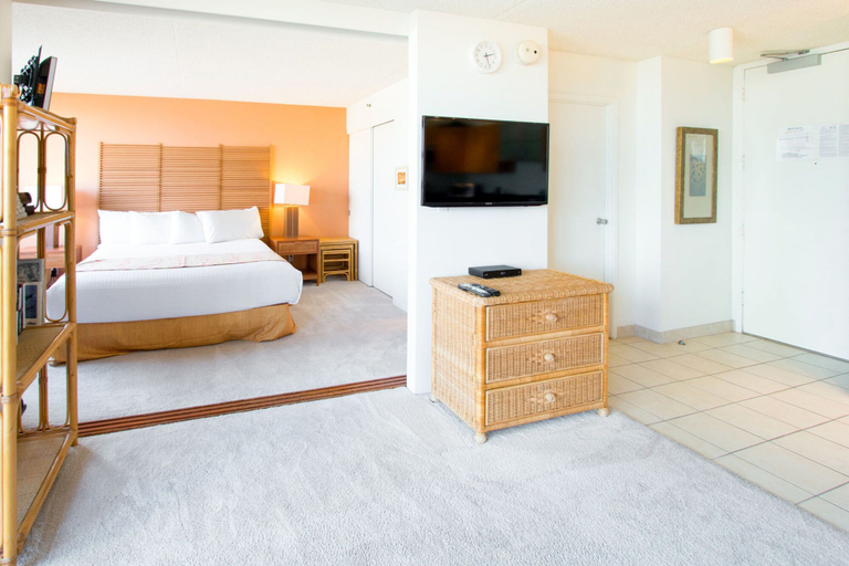 Bedroom, Waikiki Banyan - Pool View Tower 1 Suite 707, Honolulu