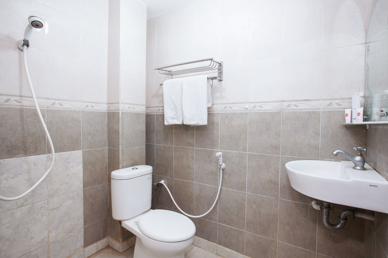 Bathroom 4, OYO 164 Ang's Residence, Surabaya