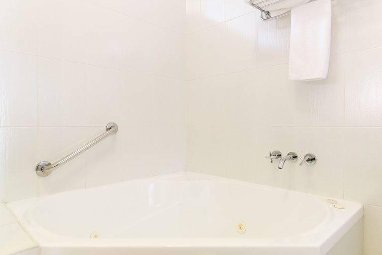 Bathroom 5, Cessnock Motel, Cessnock