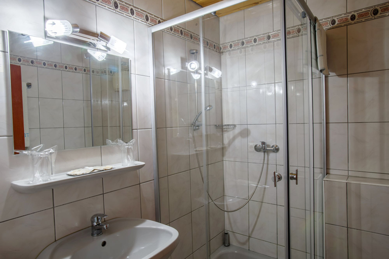 Bathroom 3, Hotel Europa Kokeltal, Albesti