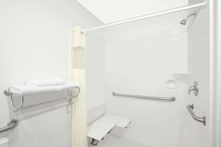 Bathroom 4, Howard Johnson Hotel & Suites by Wyndham St. George, Washington