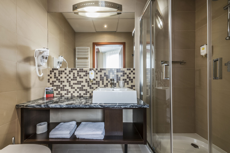 Bathroom 4, Hotel Victor Pruszków DeSilva, Pruszków