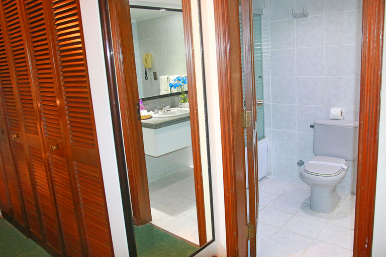 Bathroom 5, Yotau All Suites Hotel, Andrés Ibáñez