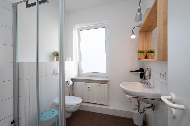 Bathroom 3, Wertschätzter III - Paulinenstr., Lippe