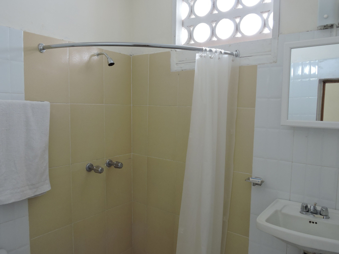 Bathroom 5, Park Hotel, Port-au-Prince