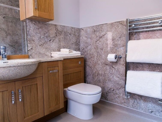 Bathroom 2, Parkers House Bed & Breakfast, Powys